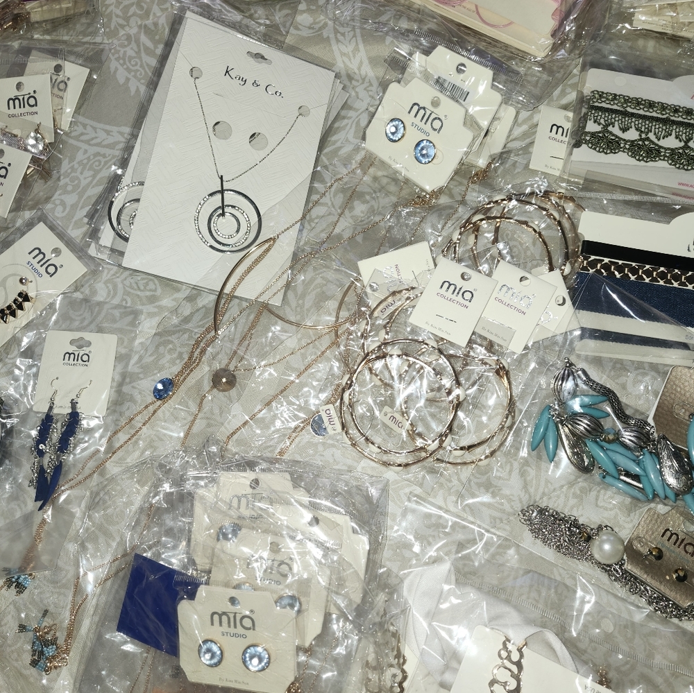 Resellers Bundle 132 pieces of Mia Collection Accessories. - Picture 9 of 10